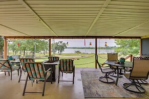 Cozy Lake Eufaula Hideaway w/ Fire Pit & Hot Tub!