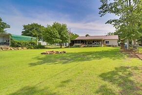 Cozy Lake Eufaula Hideaway w/ Fire Pit & Hot Tub!
