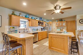 Cozy Lake Eufaula Hideaway w/ Fire Pit & Hot Tub!