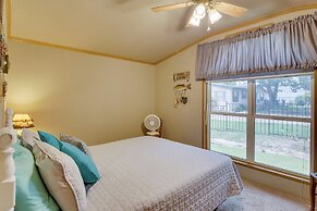 Cozy Lake Eufaula Hideaway w/ Fire Pit & Hot Tub!