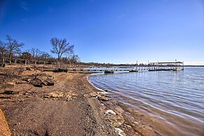 Cozy Lake Eufaula Hideaway w/ Fire Pit & Hot Tub!