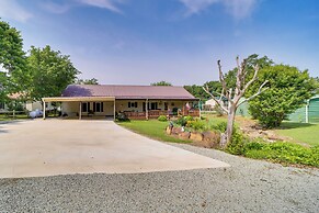 Cozy Lake Eufaula Hideaway w/ Fire Pit & Hot Tub!