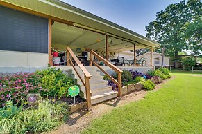 Cozy Lake Eufaula Hideaway w/ Fire Pit & Hot Tub!