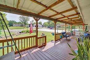 Cozy Lake Eufaula Hideaway w/ Fire Pit & Hot Tub!