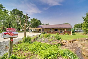 Cozy Lake Eufaula Hideaway w/ Fire Pit & Hot Tub!