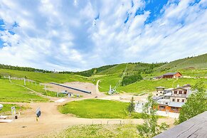 Ski-in/ski-out Granby Penthouse w/ Mountain Views!