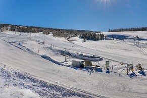 Ski-in/ski-out Granby Penthouse w/ Mountain Views!