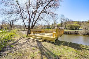 Scenic Sylva Getaway: Riverfront Deck & Fire Pit!