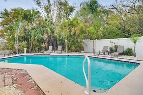 Vibrant Largo Home: Heated Pool, Lake Views!