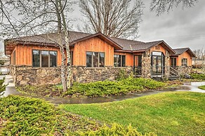 Large Ten Sleep Home on Main St, 10 Mins to Canyon