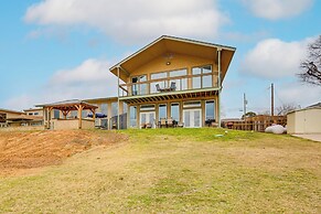 Lakefront Wichita Falls Home w/ Pool & Hot Tub