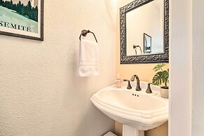 Pine Mountain Cabin w/ Hot Tub, 2 Mins to Marina!