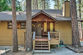 Pine Mountain Cabin w/ Hot Tub, 2 Mins to Marina!