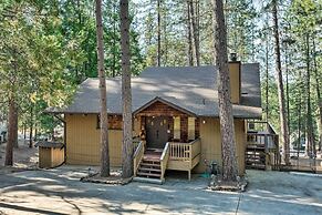 Pine Mountain Cabin w/ Hot Tub, 2 Mins to Marina!
