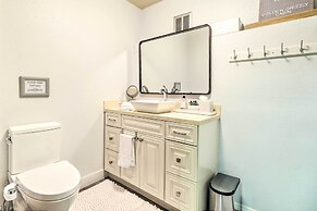 Pine Mountain Cabin w/ Hot Tub, 2 Mins to Marina!