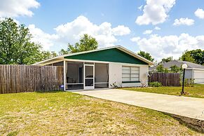 10 Mi to Dtwn Ocala: Dog-friendly Home w/ Fire Pit