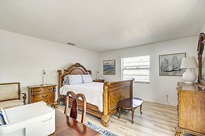 10 Mi to Dtwn Ocala: Dog-friendly Home w/ Fire Pit