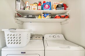 10 Mi to Dtwn Ocala: Dog-friendly Home w/ Fire Pit