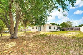 10 Mi to Dtwn Ocala: Dog-friendly Home w/ Fire Pit