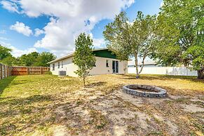 10 Mi to Dtwn Ocala: Dog-friendly Home w/ Fire Pit