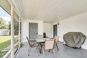 10 Mi to Dtwn Ocala: Dog-friendly Home w/ Fire Pit