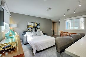 Theater Room & Pool Deck: Retreat in Palm Desert!