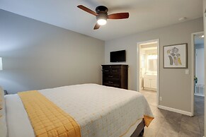 Theater Room & Pool Deck: Retreat in Palm Desert!