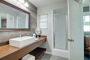 Theater Room & Pool Deck: Retreat in Palm Desert!