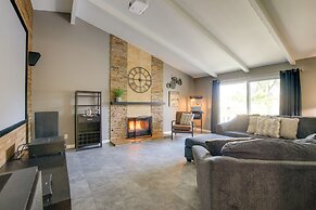 Theater Room & Pool Deck: Retreat in Palm Desert!