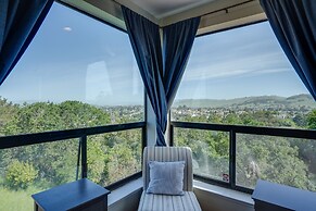 Vallejo Home w/ Spacious Deck, Hot Tub & Views