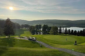 Cozy Alpine Lake Cabin w/ Pool & Lake Access!