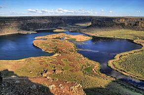 Coulee City Home w/ Mtn Views - Steps to Blue Lake
