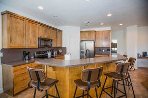 Bright Modern Abode - 32 Miles to Zion Nat'l Park!