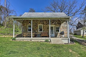Patio & Fire Pit: Idyllic Cottage in Hellertown!