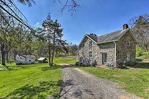 Patio & Fire Pit: Idyllic Cottage in Hellertown!