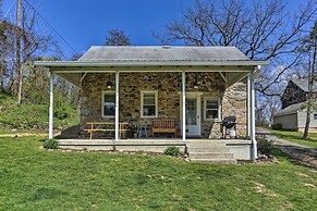 Patio & Fire Pit: Idyllic Cottage in Hellertown!
