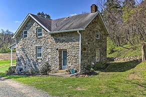 Patio & Fire Pit: Idyllic Cottage in Hellertown!