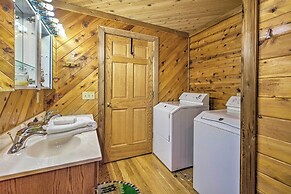 Spacious Cabin on Dale Hollow Lake w/ Hot Tub!
