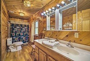 Spacious Cabin on Dale Hollow Lake w/ Hot Tub!