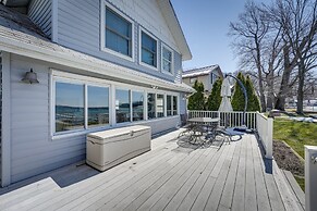 Lakefront Michigan Cottage - Deck, Grill & Kayaks!
