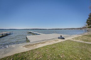 Lakefront Michigan Cottage - Deck, Grill & Kayaks!