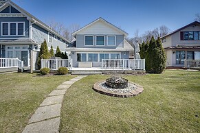 Lakefront Michigan Cottage - Deck, Grill & Kayaks!