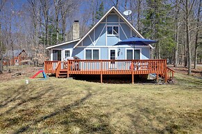 Walk to Beach: Pocono Lake Cabin w/ Pool Access!