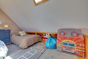 Walk to Beach: Pocono Lake Cabin w/ Pool Access!