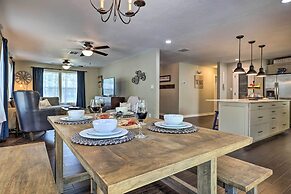 Cozy Retreat w/ Hot Tub & Fire Pit: Close to Main!