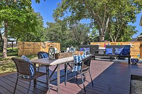 Cozy Retreat w/ Hot Tub & Fire Pit: Close to Main!