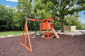 Lavish Retreat w/ Decks, Steps to Table Rock Lake!