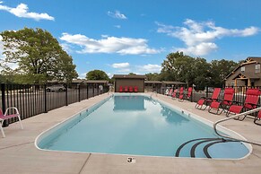 Lavish Retreat w/ Decks, Steps to Table Rock Lake!