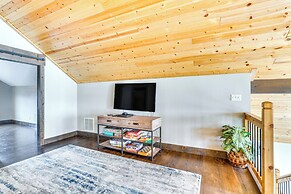 Lavish Retreat w/ Decks, Steps to Table Rock Lake!