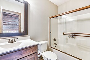 Lavish Retreat w/ Decks, Steps to Table Rock Lake!